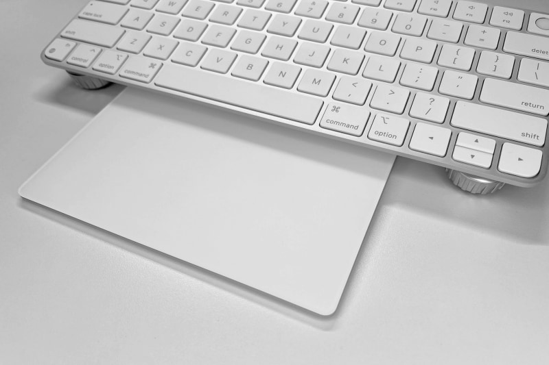 Magic Keyboard下部の隙間を利用し、Magic Trackpadを少し押し込むことができる