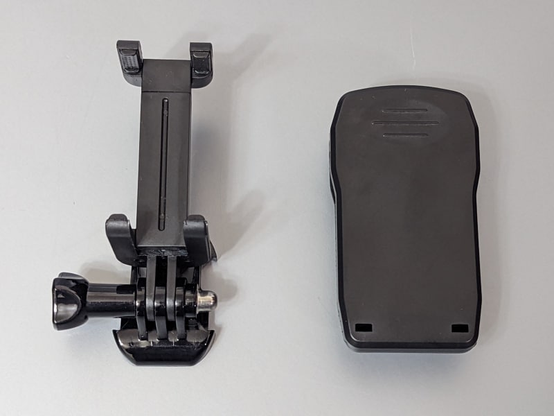 スマホを挟むホルダーと、ベルトに取り付けるクリップの2パーツ構成