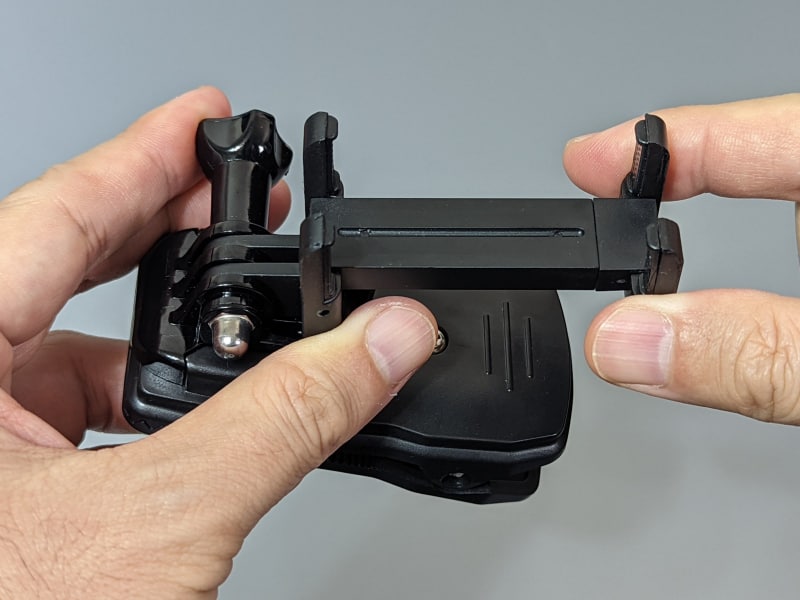 スマホホルダー。手で引っ張ってスマホを挟み込む