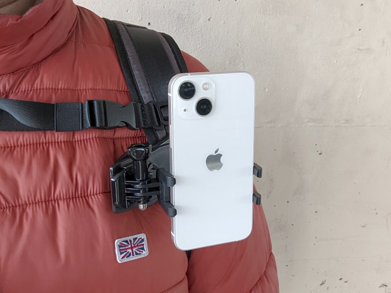 ショルダーベルトに取り付けた状態。真正面、正対する方向を録画できる