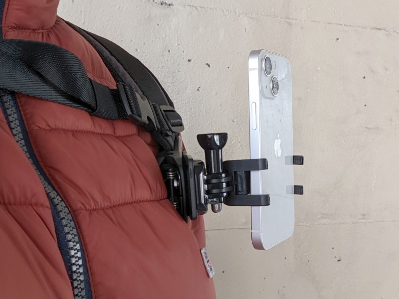 斜め方向から見たところ。ボールジョイントほどではないものの角度調整の自由度はそこそこ高い