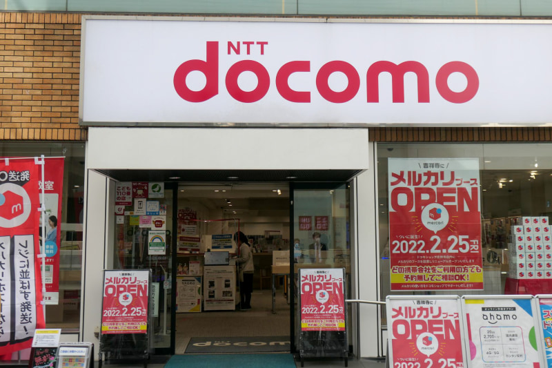 吉祥寺店の店頭。3月下旬に看板などを増やし、視認性アップを図る