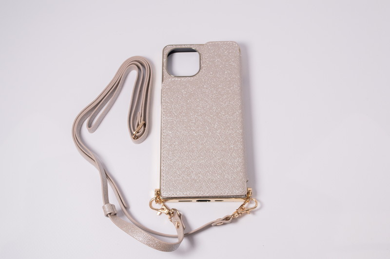 iPhoneを肩掛けできるストラップ付き