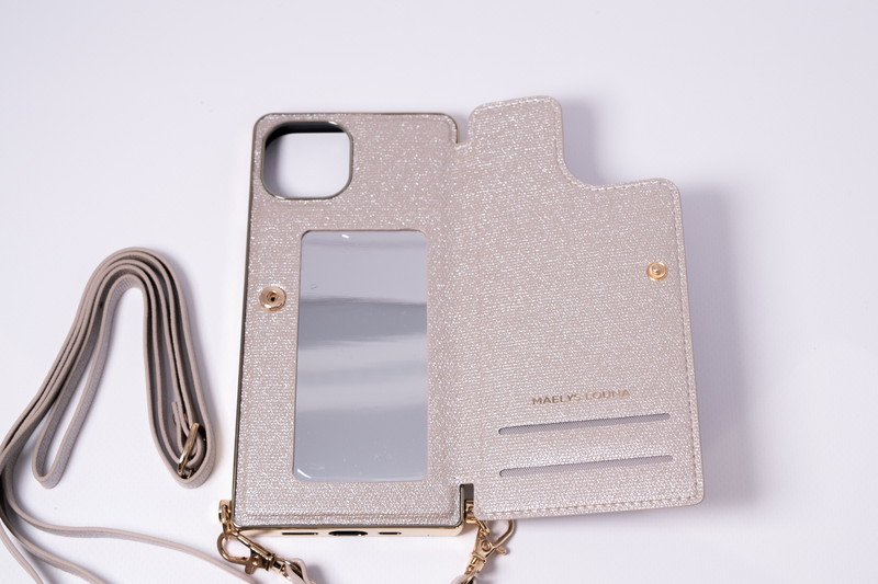 フリップ内側にはミラーとカード収納ポケットが2つ