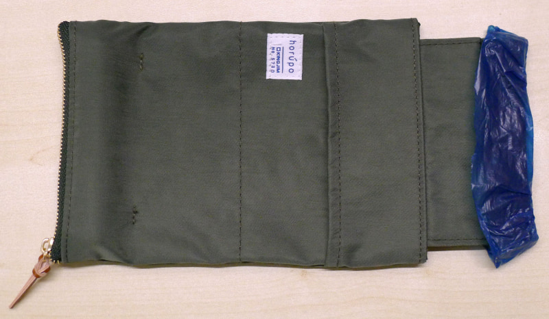 ごみ袋をセットするときはいったんばね口を引き出してごみ袋をかぶせ、また押し込む