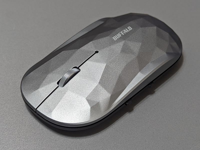 見た目は特徴的なジオメトリーデザイン。一般的なデザインもラインナップされている