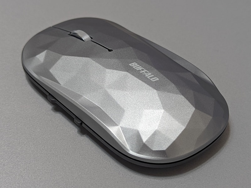 後方から見たところ。薄型であることがよくわかる