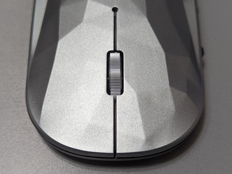 ホイールはチルトに非対応。回転に感触があるタイプのホイールだ