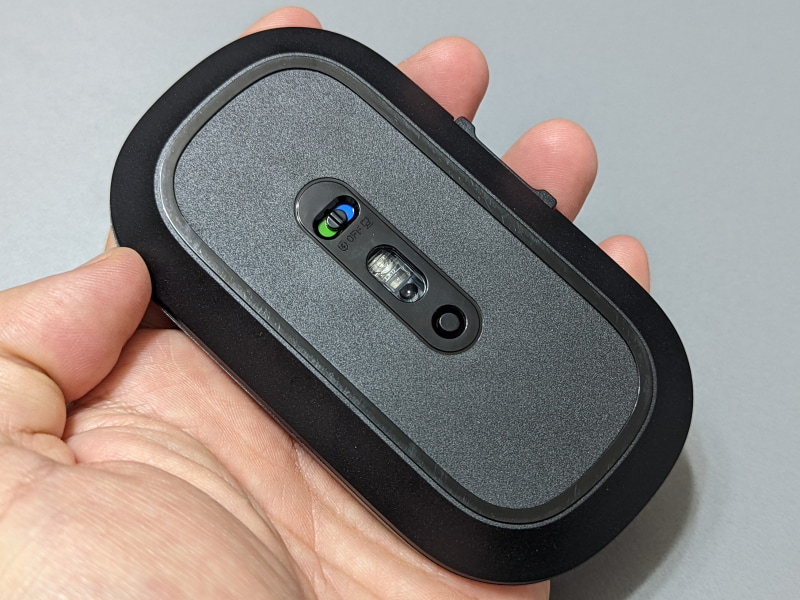 裏面。上部の電源ボタンを右にスライドさせるとプレゼンテーションモードになる