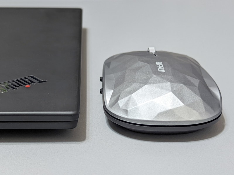 ノートパソコンと同等の厚みなのでバッグに入れた時の収まりもよい