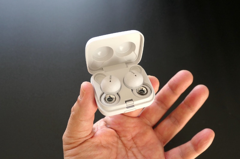 充電ケースは小さめ。持ち歩きには便利だが、イヤホンを出し入れする際に落とさないように注意が必要