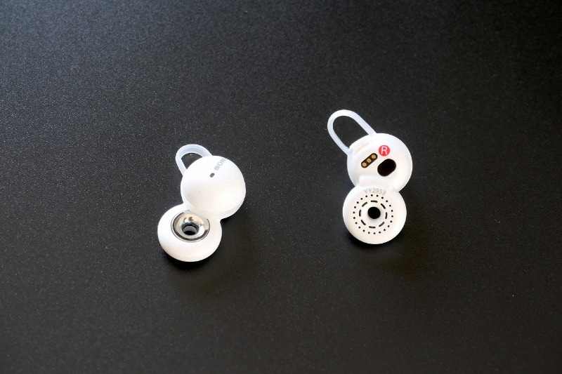 外側から見ると大きな穴があり、内側にはスピーカーが搭載されている