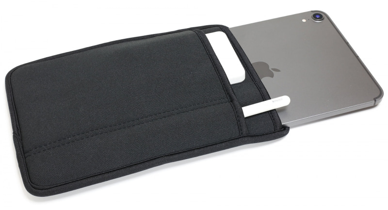 ハダカのiPad mini 6がちょうどよく入る。外側に2つのポケットがあり、ケーブルやスマートフォン、Apple Pencilなどを収納できる。