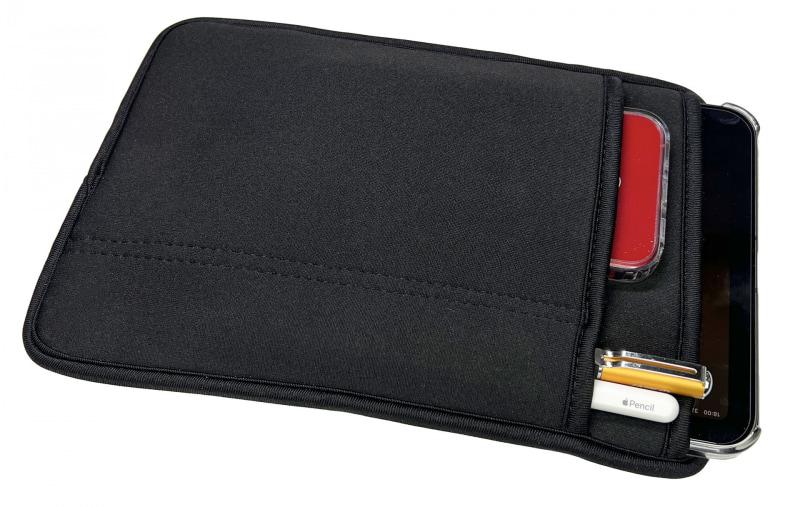 iPad mini 6に加え、外側のポケットにiPhone 13 miniを入れ、さらにApple Pencilと静電容量式タッチパネル対応ペンを入れている。iPhone 13 miniのかわりにiPhone 13 Pro Maxを入れることもある。実際は各端末もペンも、外に出っぱらず完全に収納できる。