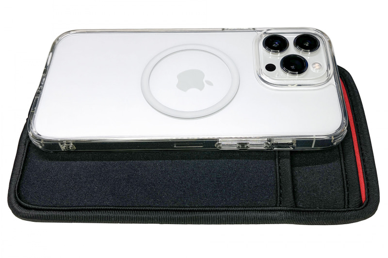 iPhone 11/12/13 Pro Max・XS Max用のJustFit. スリーブケース。内側の差し色違いでブラック＆レッド、ブラック＆グリーン、ブラック＆ブルーがあり、JTTオンラインショップ価格は税込980円。上にあるのは保護ケースに入ったiPhone 13 Pro Max。