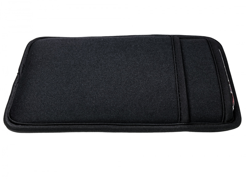 保護ケース入りiPhone 13 Pro Maxだと、端末端がわずかに出っぱってしまう。ハダカ状態ならすっぽり収まる。また保護ケース入り状態だと出し入れがややキツめ。これはしばらく使えば違和感がなくなる。ハダカ状態だとスムーズに出し入れできる。