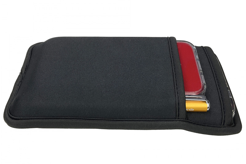 さらにスタイラスペンを入れた状態。iPhone 13 miniやスタイラスペンはこれ以上奥には入らない。また、ある程度ケースが伸びて緩くなってこないと、スタイラスペンの出し入れもキツめ。