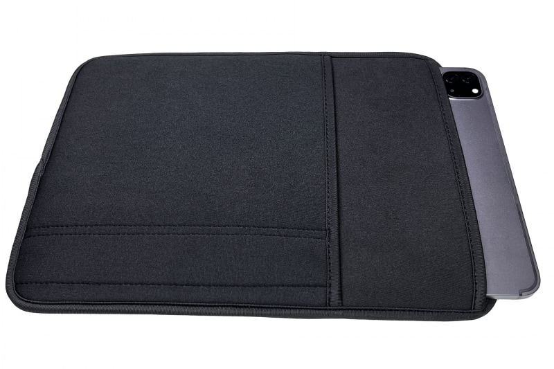 ハダカ状態のiPad Pro 11インチは若干の余裕をもって収まる。Smart FolioやSmart Keyboard Folioを装着したiPad Pro 11インチも収まるが、これらアクセサリーの外側はやや抵抗があり、出し入れに少々手こずる感じ。なお、ハダカ状態でもアクセサリー装着状態でも、実際にはiPad Pro 11インチが完全に収まる。