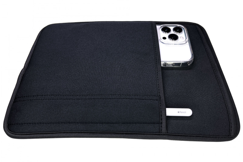 外側大きめポケットにはiPhone 13 Pro Maxも収まる。実際には完全に収まる。