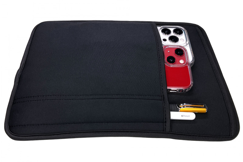 さらにiPhone 13 miniを追加で収めることもできる。これら2つのスマートフォンは外側ポケットに完全に収まる（少し重なるけど）。ペン用ポケットには2本のスタイラスペンが収まるが、2本だと出し入れに少し抵抗感がある。