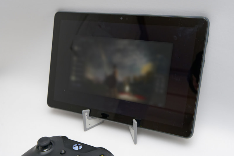 これは16：10ディスプレイのタブレット。ゲーム画面が中央に小さく表示されてしまう（諸事情により画面はぼかしています）