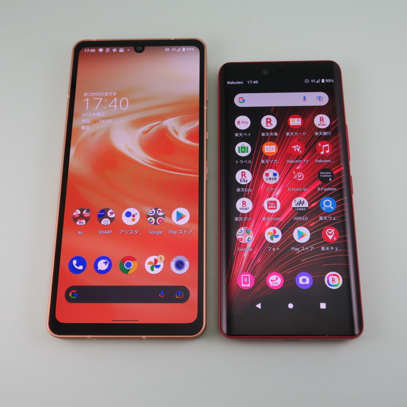 AQUOS sense6（左）と比較すると、Rakuten Hand 5G（右）がかなりコンパクトであることがよくわかる。画面もひと回り以上に差がある印象