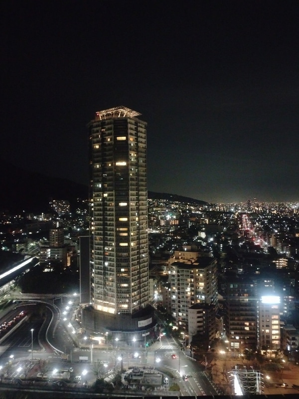 夜景モードで撮影。ガラス越しの撮影のため、手前側の該当などが少しボヤッとしているが、このクラスでは標準的なレベルの撮影が可能