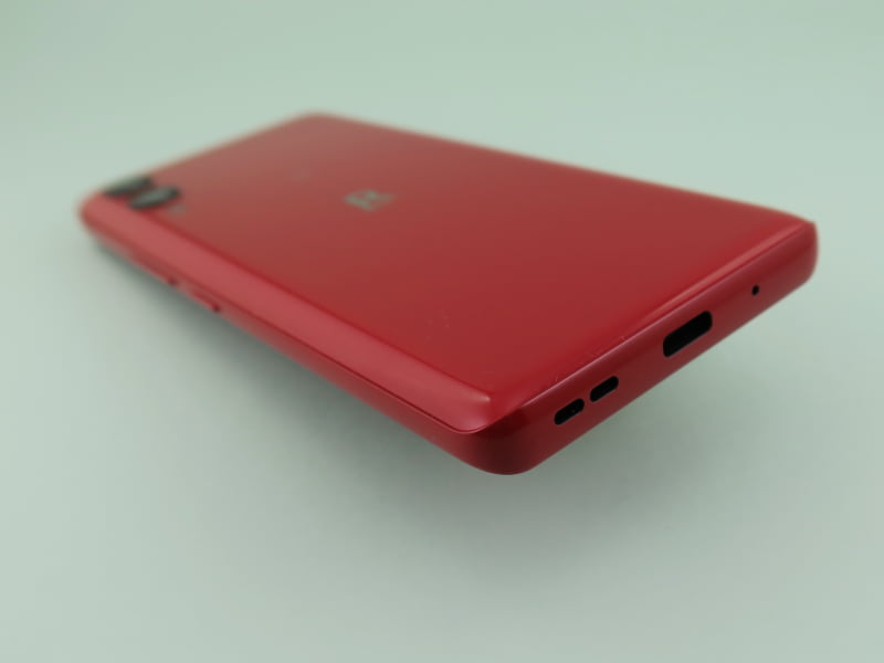 本体下部にはUSB Type-C外部接続端子を備える。3.5mmイヤホンマイク端子などはない