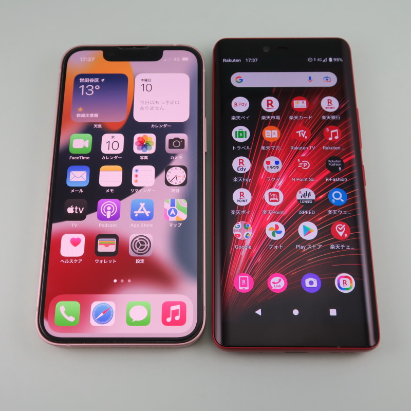 iPhone 13 mini（左）とRakuten Hand 5G（右）を比較。高さ（長さ）はRakuten Hand 5Gの方が長いが、幅は狭く、実際に手にしたときの印象もスリム