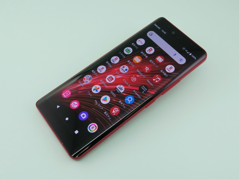 楽天モバイル「Rakuten Hand 5G」、約138mm（高さ）×約63mm（幅）×約9.5mm（厚さ）、約134g（重さ）、クリムゾンレッド（写真）、ホワイト、ブラックをラインアップ