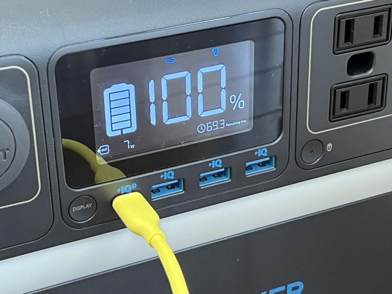 USB Type-Cポートは入出力どちらも対応する（写真はバッテリーからの出力中）