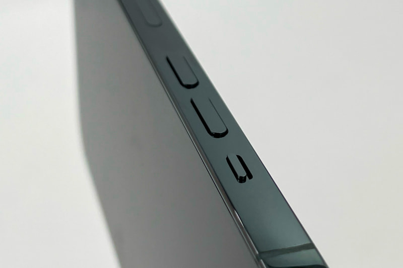 左側面から見たところ。アルパイングリーンのしっとりした色合いがアルミニウムフレームでも