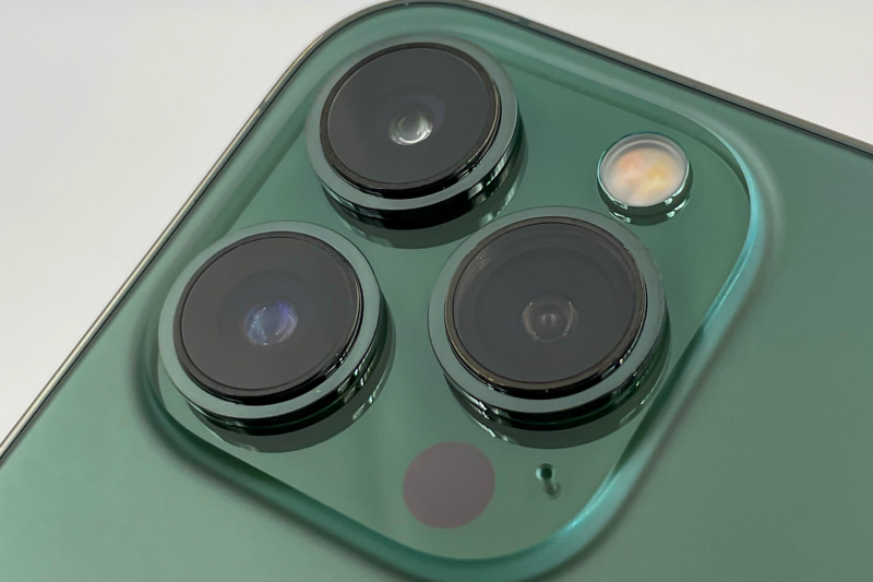 カメラ周辺部。マットな背面にレンズ周辺部がシャープに輝く様がいい