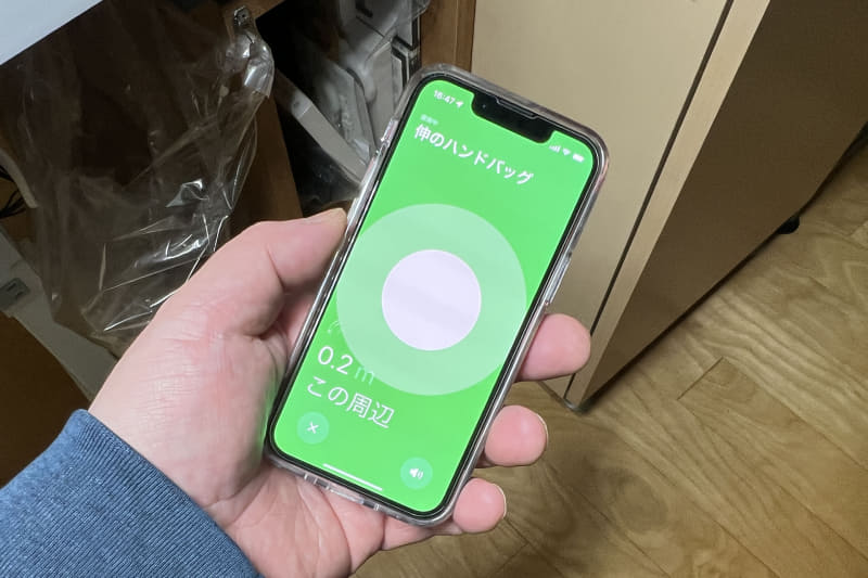 iPhone 13 miniを使ってAirTagを「正確な場所を見つける」機能で探している様子。iPhoneから20cmの位置にあるらしい！　AirTag自体は多くのAppleデバイスで使えるが、この機能は超広帯域対応モデルのiPhone（iPhone 11以降）でしか使えない。iPhone SE 3は超広帯域に非対応