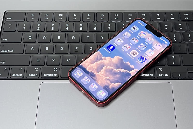 MacとiPhoneやiPadを連携使用すると非常に便利。iPhoneとMacを行き来しつつテキストを作成したり、一方で開いているコンテンツをもう一方で即開いたりすることができたり、いろいろスムーズに連携してくれるのだ