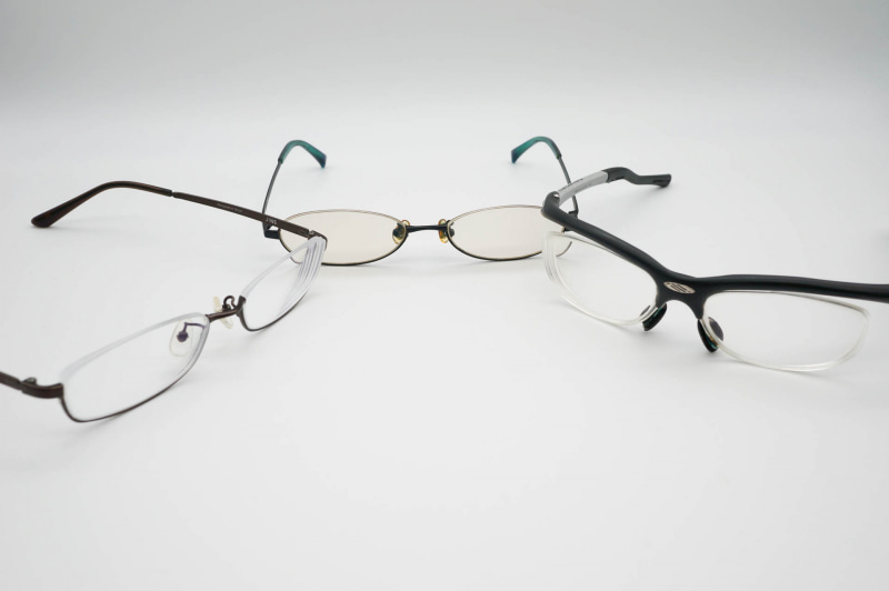 中央のメガネで登録したところ、左のメガネは再登録なしに認証を通ったが、右のメガネは通らなかった