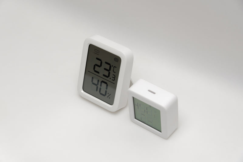 従来機種は、特定の角度から見たときにセグメントが欠けて見えることもあった