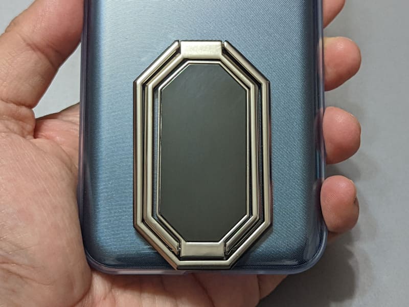 両面テープでスマホに貼り付けた状態