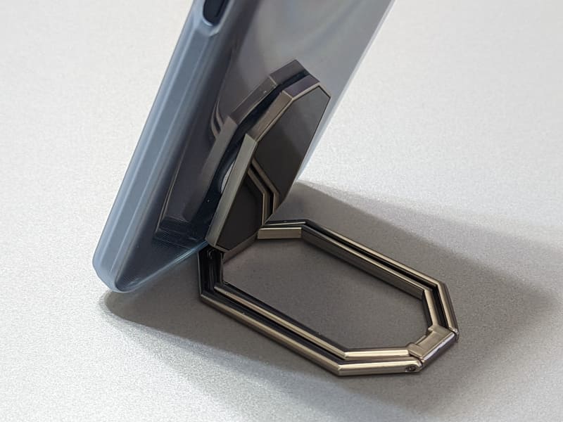 展開することでスタンドになる。角度調整の自由度も高い