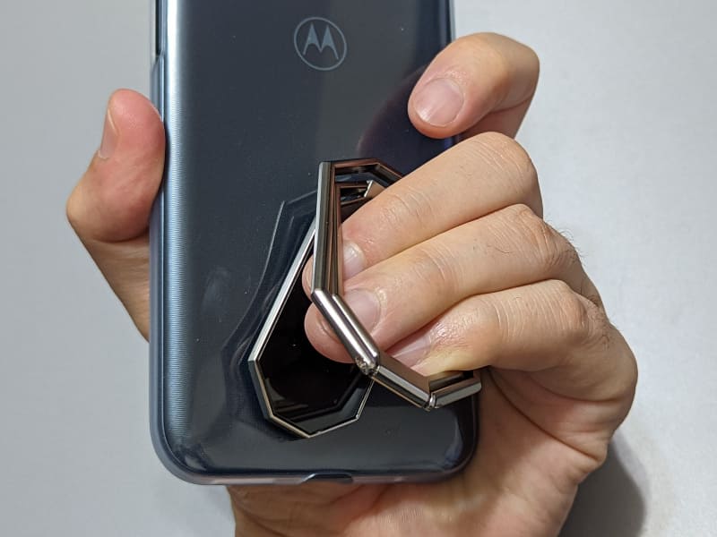 半開きの状態で指を通しやすい角度に回転させればスマホリングの役目も果たす