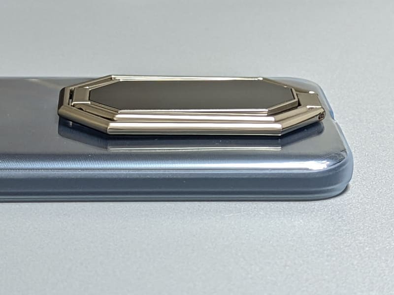 かなり厚みがあるのがネック。ワイヤレス充電との併用は難しい