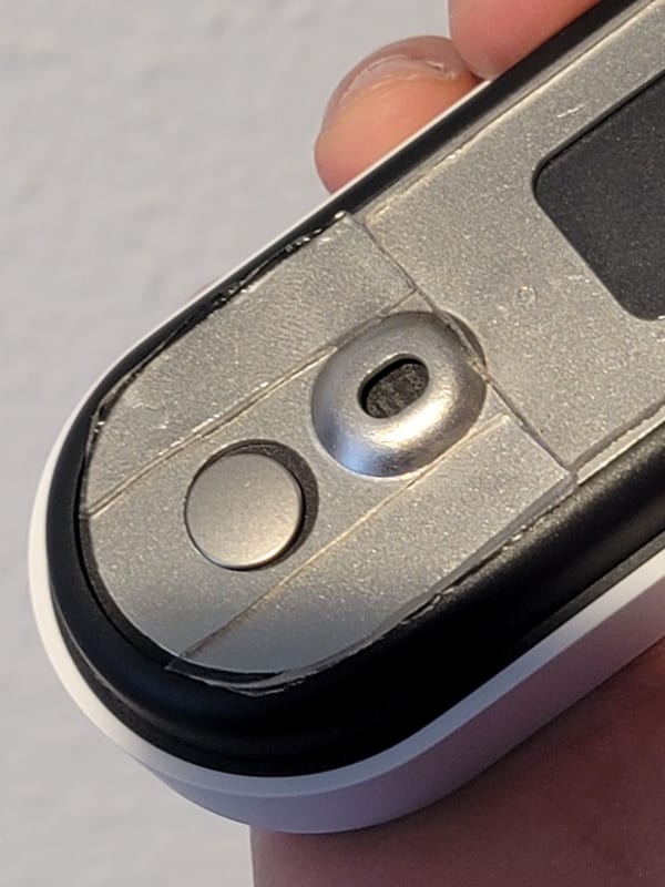 ドアベルのベースに両面テープを貼りつけて設置