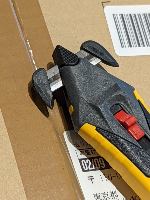 カイコーンのダブルのカッター部分の一方でテープをカットしてみたが、刃が深く入り過ぎたり左右にブレたりすると不要な段ボールそのものを切ってしまう。テープスプリッターでは無いので当然の結果だ