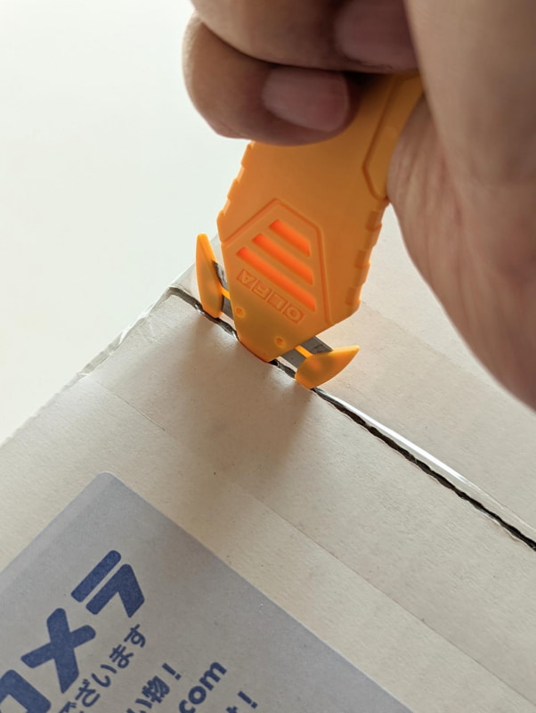 カイコーンでは先端にあるプラスティックの刃でテープをカットする
