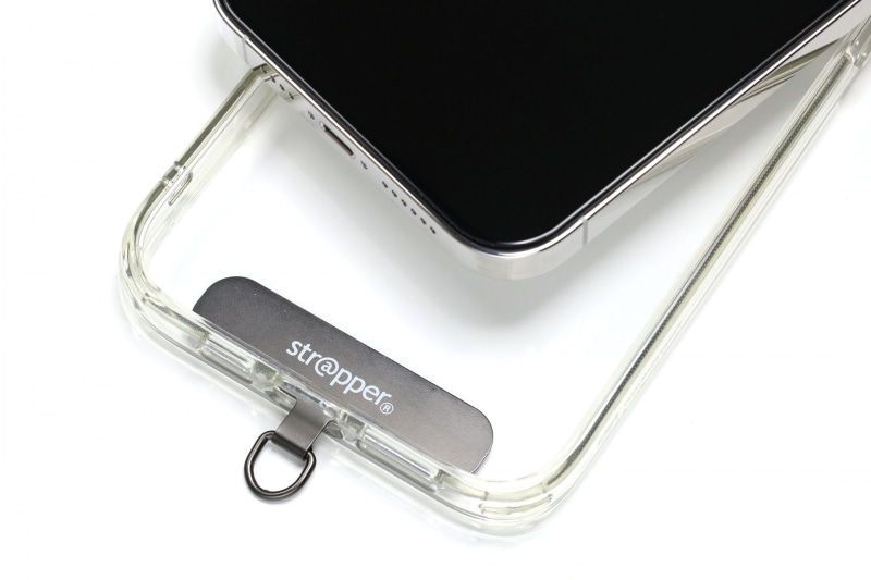 ケースとスマートフォンの間に挟んで使う。必要に応じて付属の両面テープで固定してもいい