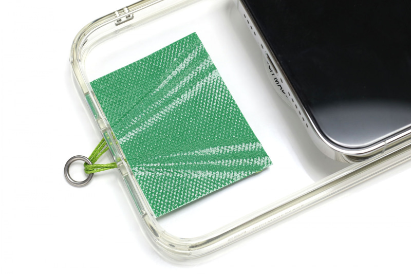 実際に使ってみる。まずはケースのとスマートフォンの間に挟んで……