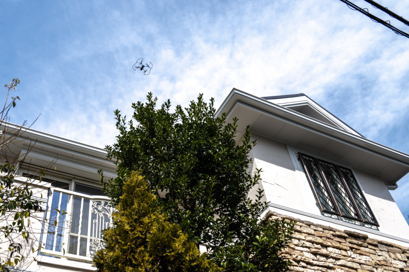 ドローンが屋根部上空を撮影中の様子