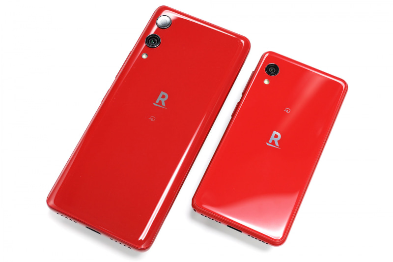 Rakuten HandとRakuten Miniを並べてみた。Miniはさすがに小さいが、Handも細身という部分ではMiniに肉薄している。