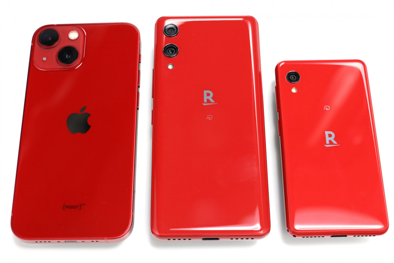 iPhone 13 mini、Rakuten Hand、Rakuten Miniを並べた様子。