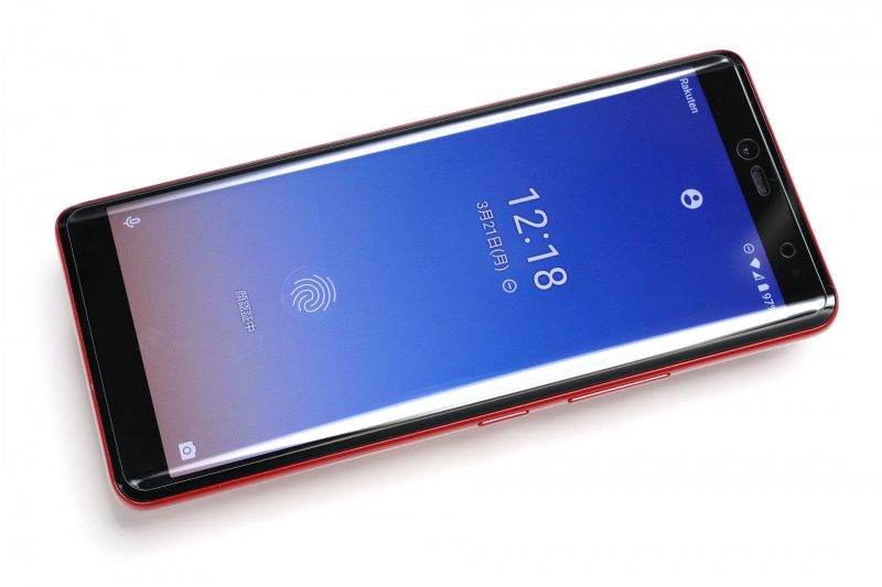 画面の指紋マークの部分に指を当てるとロック解除される。顔認証も動作中だ。